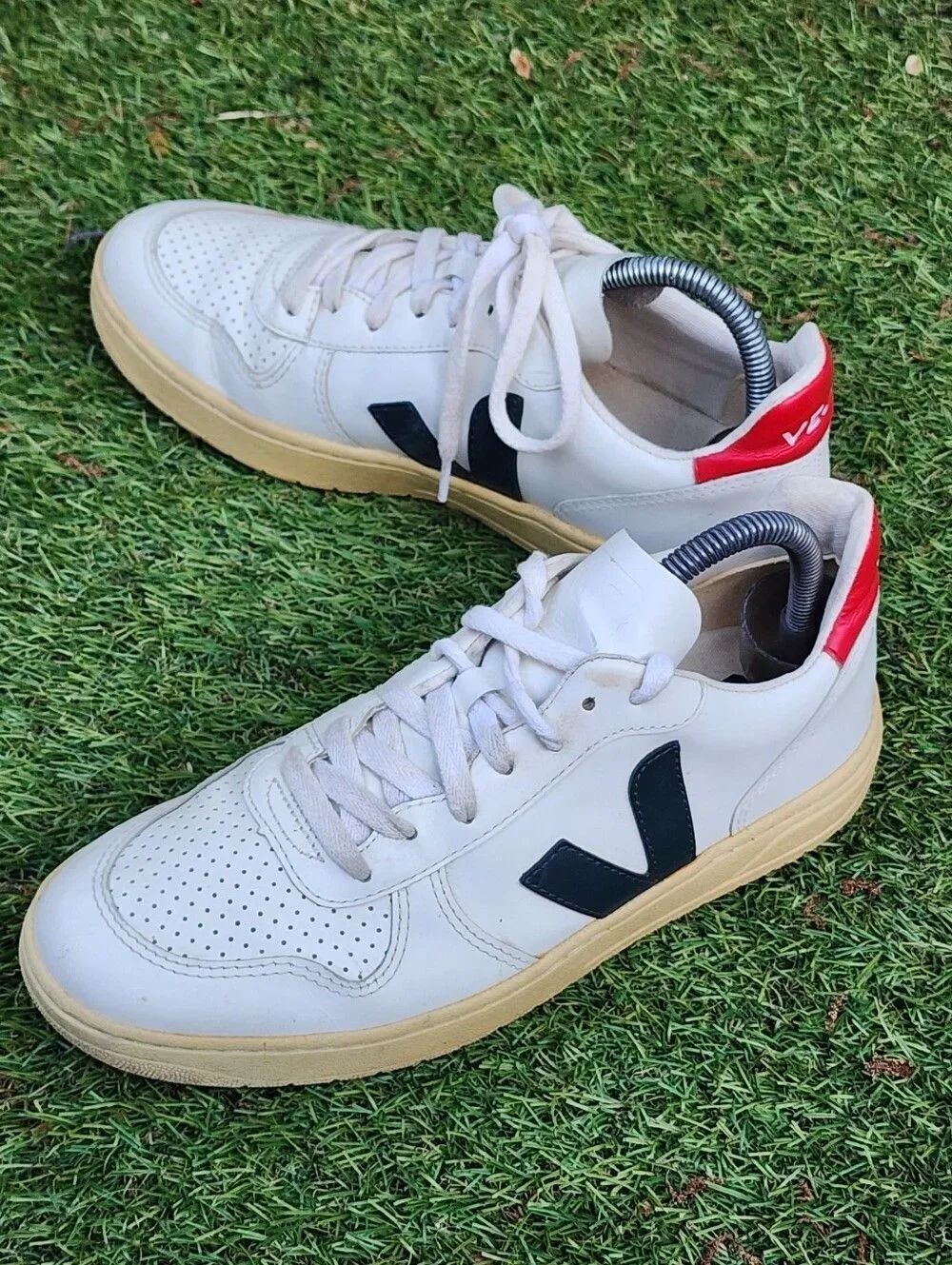 VEJA V-10 - Womens Sneakers - SIZE 9
